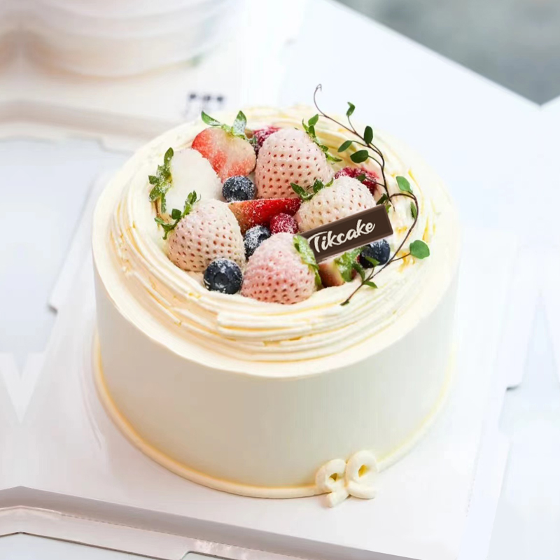 简约淡雪草莓鲜奶蛋糕